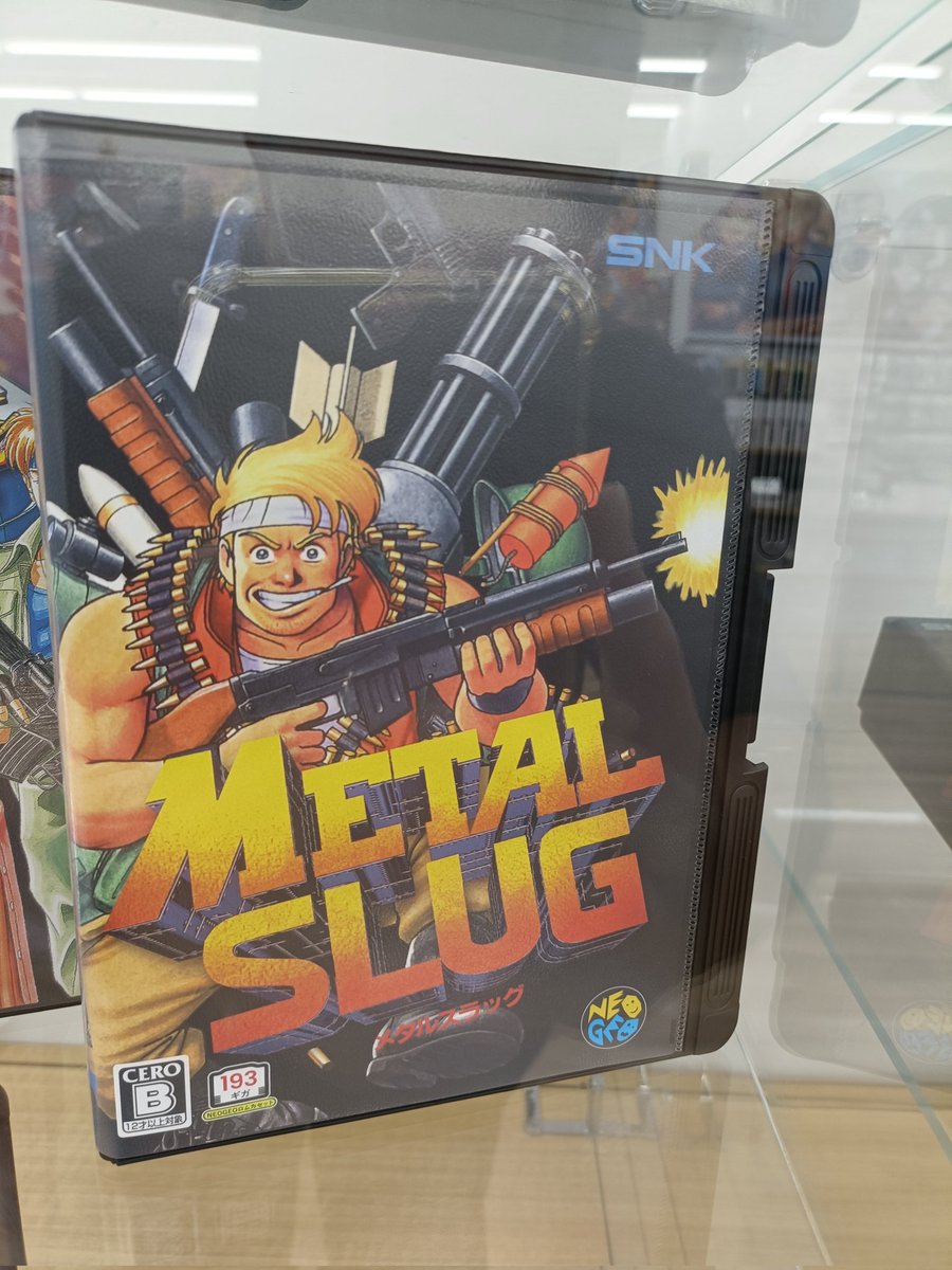 sekero's tweet photo. 本日 #SNKアキバストア で #NEOGEOAES+ の見本見てきました。
折角なので #メタルスラッグ のオリジナルと再販版(見本)の上において確認してみました(店員さんに許可頂きました)
●TLで指摘がある通り容量の表記(メガ→ギガ)になってる
●左下にCEROのマークが追加されている
以上が大きな違いです→ https://t.co/h8QQ47yhfF