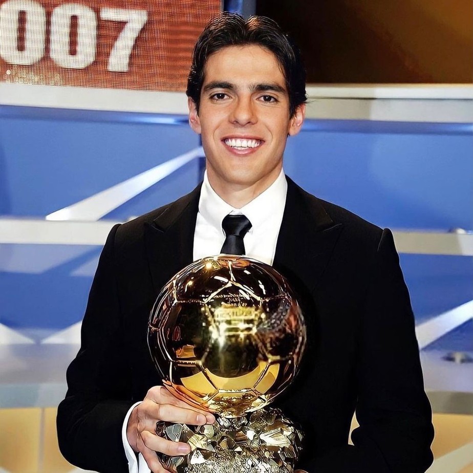 "O Neymar nunca ganhou bola de ouro por que disputava com Messi e Cristiano Ronaldo"

Kaká deixando CR7 em 2° e Messi em 3° Lugar na bola de ouro: