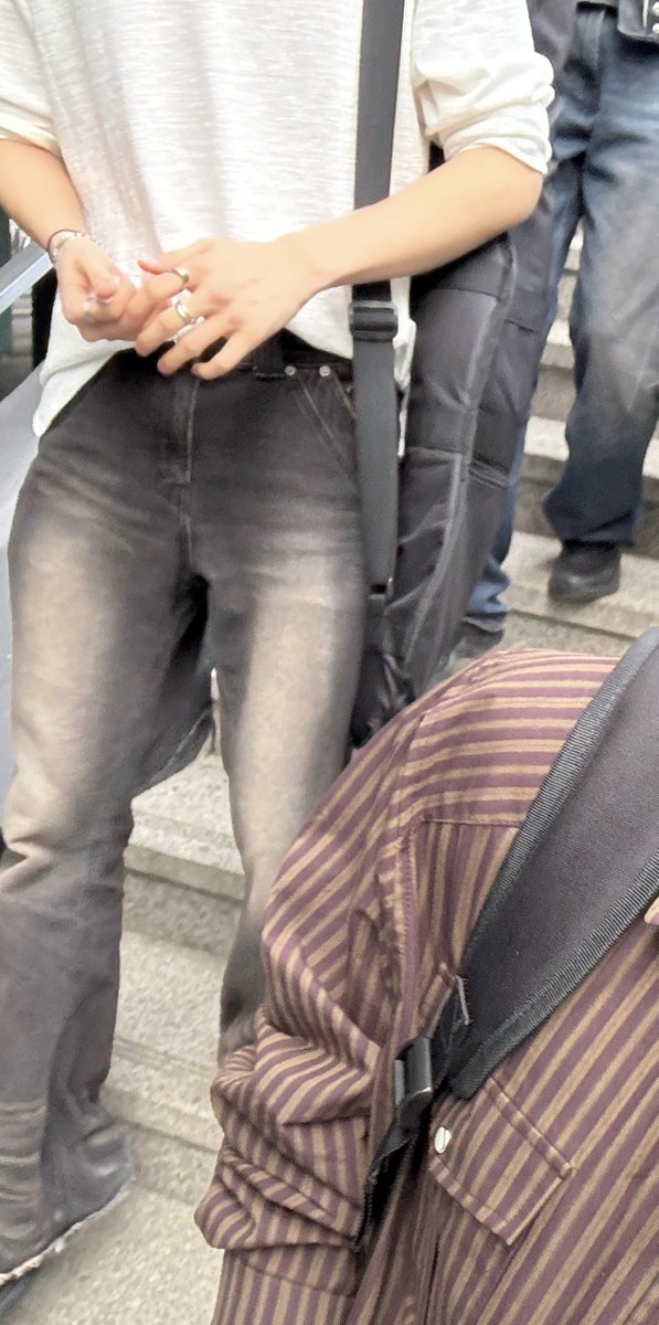 ผช.ชุดขาวคนนั้น มือเบสใช่ไหมคะ อร้ายยยยยย