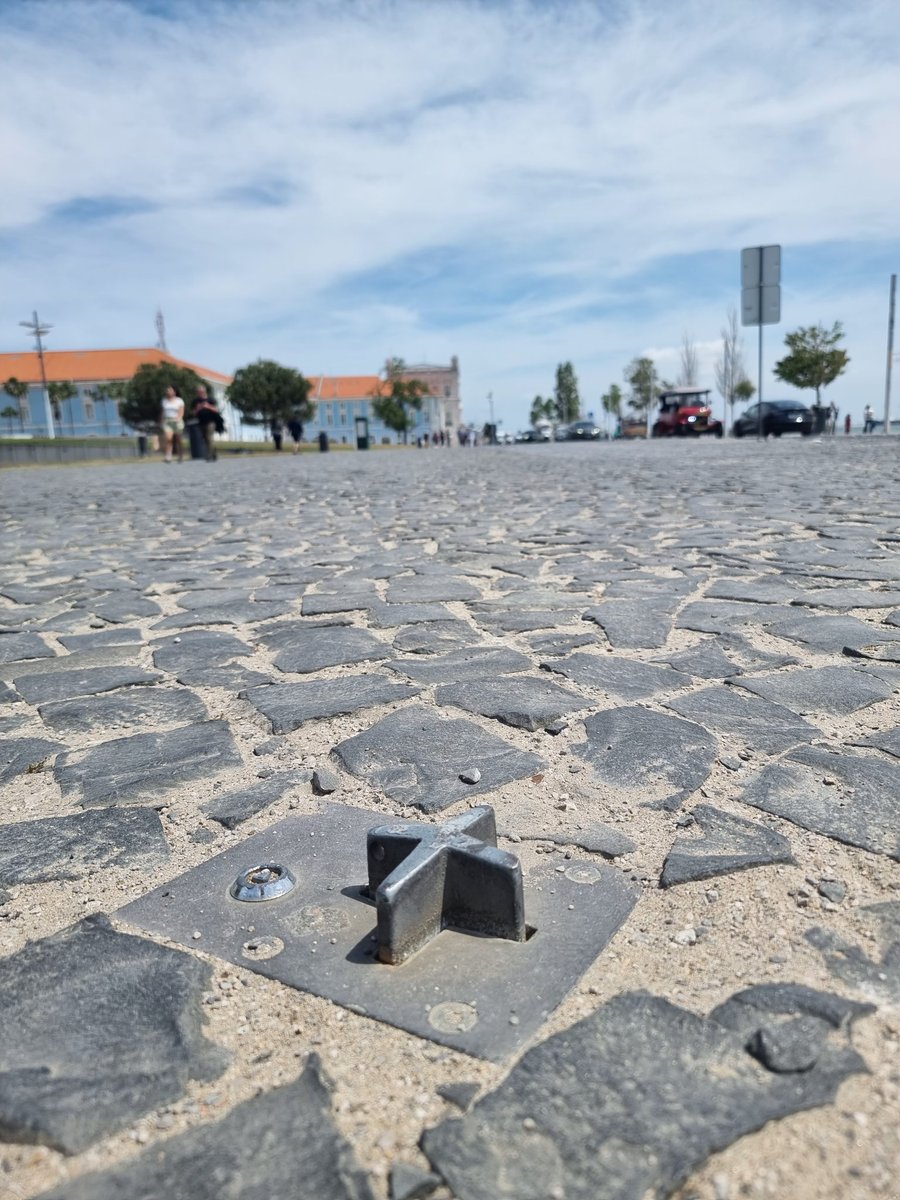 Vejo muita gente preocupada com trotinetas nos passeios. Vejo poucos ou nenhuns preocupados com as armadilhas quase invisíveis para peões como estes pilaretes.