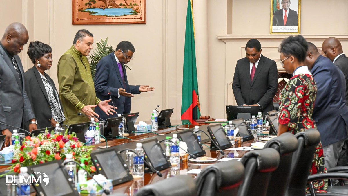 A special moment in Zambia 🇿🇲
Dag Heward-Mills visits His Excellency President Hakainde Hichilema. <a href="/HHichilema/">Hakainde Hichilema</a>