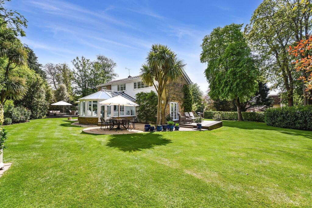 PearsonsEA's tweet image. ✨ For Sale | Winchester ✨
Immaculately presented home. Private gated plot just over a third of an acre. 2700 sq ft of versatile accommodation. Beautifully tended wrap-around garden.

🔗 pearsons.com/properties/sou…

📞 Pearsons #Winchester 01962 853344