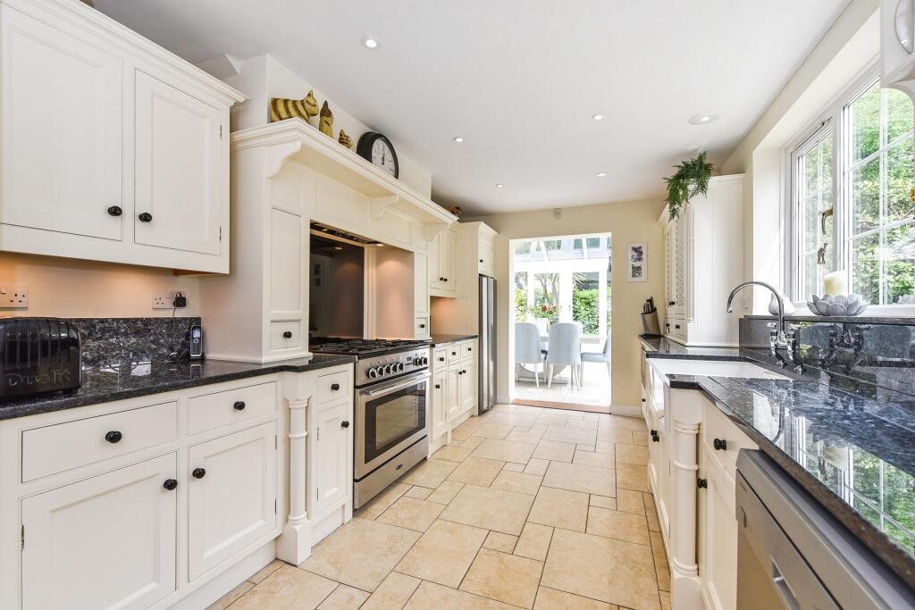 PearsonsEA's tweet image. ✨ For Sale | Winchester ✨
Immaculately presented home. Private gated plot just over a third of an acre. 2700 sq ft of versatile accommodation. Beautifully tended wrap-around garden.

🔗 pearsons.com/properties/sou…

📞 Pearsons #Winchester 01962 853344