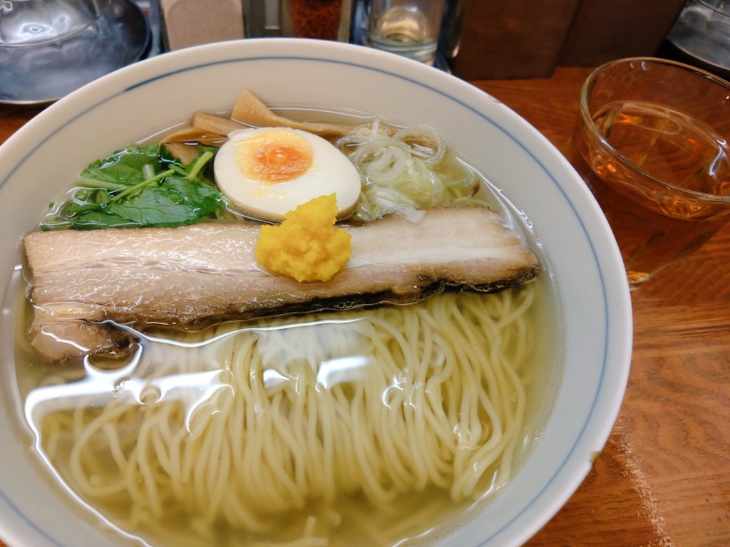 せっかく有楽町に出たので映画ついでに交通会館のひょっとこ食べてきた　うう…柚子塩ラーメンうまいけど交通会館なくなったらどこに行ってしまうのか心配で味に集中できんかった…人気だし消えはしないと信じてるけど…