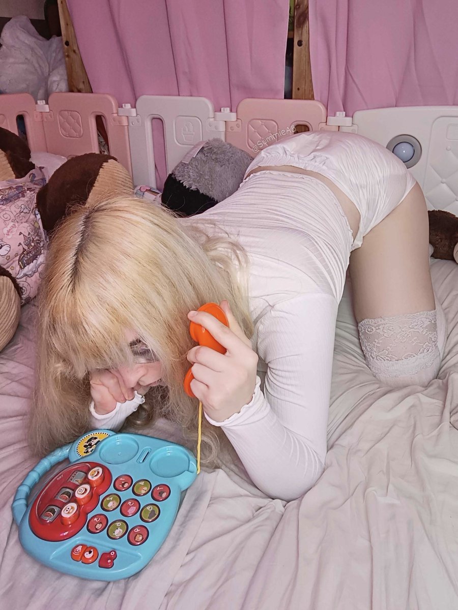 hello..? hello?? hung up on again.. whats a diaper baby gotta do to get sweets delivered to her room already!! >:(