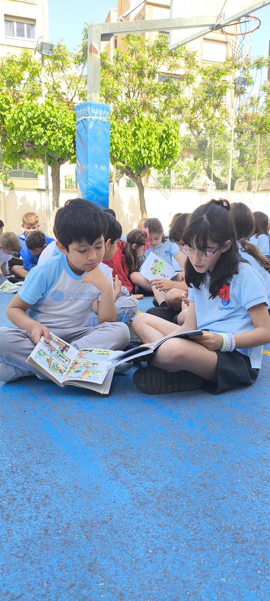 carmelitestgn's tweet photo. #ADMXC #VISCASANTJORDI #PRIC Celebrem la Diada de Sant Jordi! L'alumnat de Primària ha compartit una estona per fer lectura. Una bona manera de crear vincles, compartir moments i gaudir dels llibres i del dia. 📚 🌹#viucarmelites #aprenemfent #somifemescola https://t.co/e8lTMqotDM