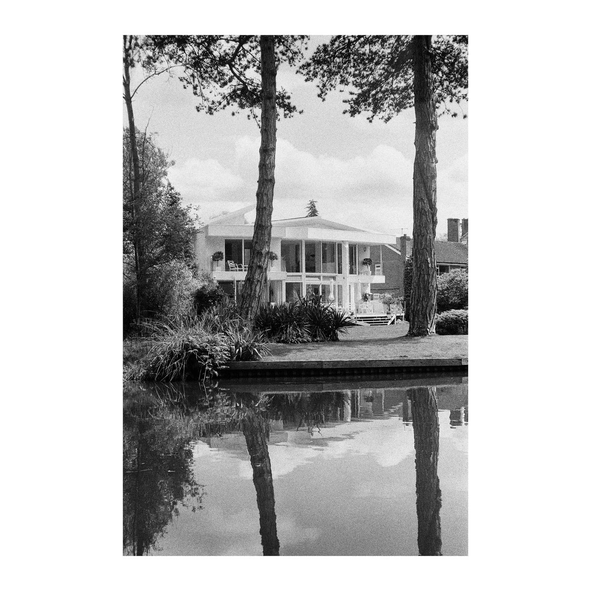 nickdemarco_'s tweet image. Riverside
Ricoh FF-10, Ilford HP5, July 2024

Camera No. 14 in my compact 35mm point &amp;amp; shoot film project - Another Ricoh- this time with 38-60mm zoom.

From my blog review here: rangefinderchronicles.blogspot.com/2025/12/the-co…

#filmphotography #ricoh #compactcamera #pointandshootcamera #ilfordhp5plus