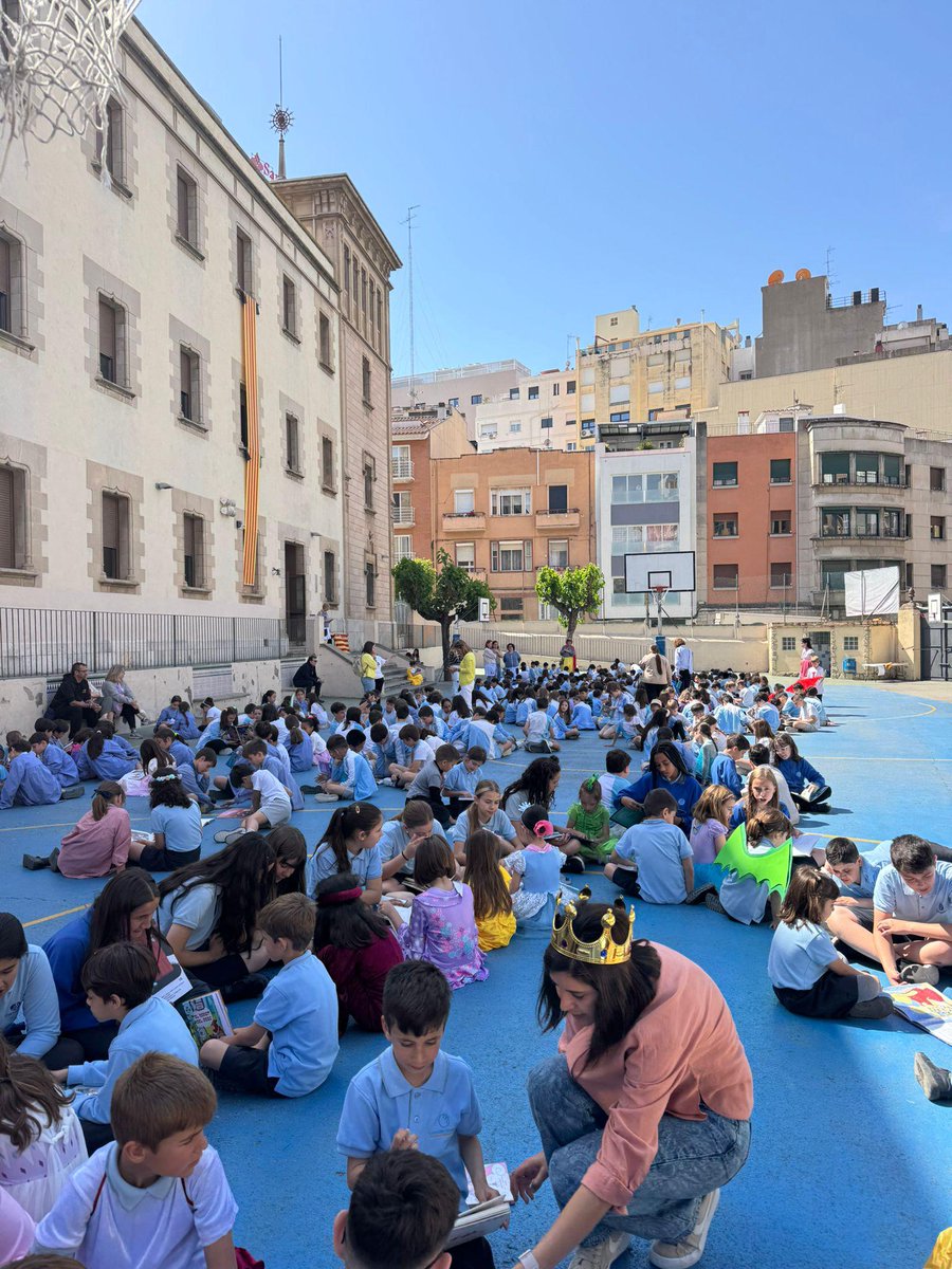 carmelitestgn's tweet photo. #ADMXC #VISCASANTJORDI #PRIC Celebrem la Diada de Sant Jordi! L'alumnat de Primària ha compartit una estona per fer lectura. Una bona manera de crear vincles, compartir moments i gaudir dels llibres i del dia. 📚 🌹#viucarmelites #aprenemfent #somifemescola https://t.co/e8lTMqotDM