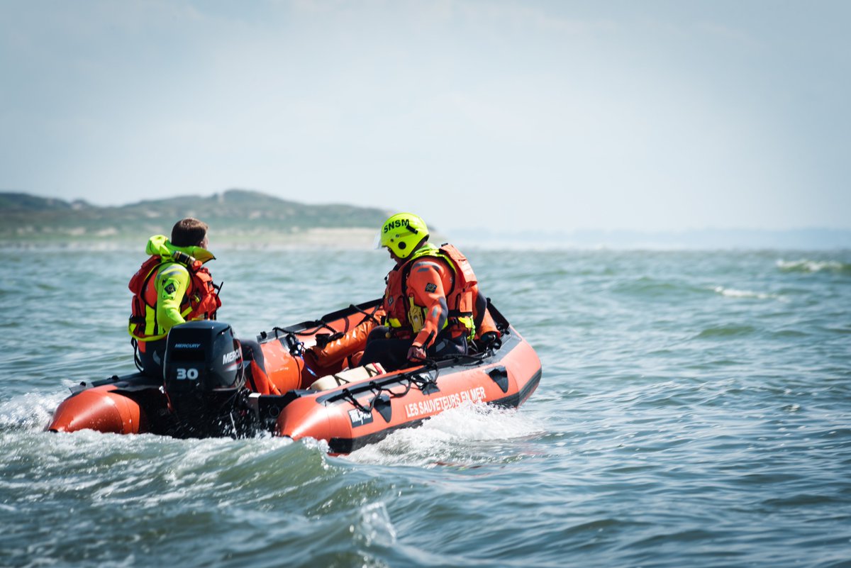 Image de Préfecture maritime Manche et mer du Nord - [#Opération] mercredi 22 avril, suite à une avarie de moteur, un navire de plaisance a été remorqué 