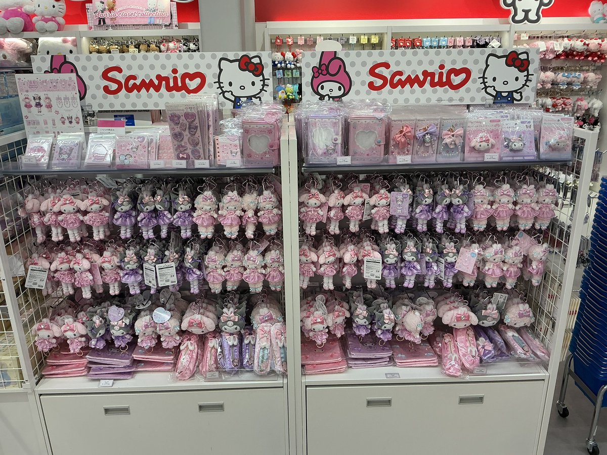 KL_shinjuku's tweet image. 🎀新宿店3F #サンリオ コーナー🎀

📢My Melody🩷Kuromi🩷My Sweet Piano🩷
 ～Bunnies Ballerina～🐇🩰

4/24(金)明日から発売いたします🎀🩷
おひとり様各アイテム1種類1点までの購入制限とさせていただきます❣️

#マイメロディ #クロミ #ピアノ