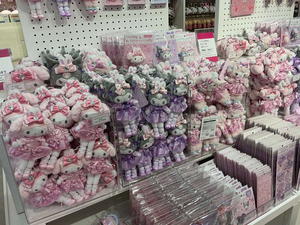KL_shinjuku's tweet image. 🎀新宿店3F #サンリオ コーナー🎀

📢My Melody🩷Kuromi🩷My Sweet Piano🩷
 ～Bunnies Ballerina～🐇🩰

4/24(金)明日から発売いたします🎀🩷
おひとり様各アイテム1種類1点までの購入制限とさせていただきます❣️

#マイメロディ #クロミ #ピアノ