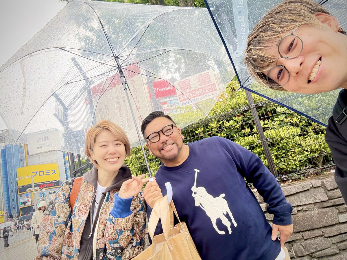 雨の木曜日
アイスキューブのお二人と
今週土曜日に迫った
アイスキューブワンマンライヴの
リハーサルをしてきました！

ゆうじくんのピアノで唄うのは
実質今日が初めてでしたが
めちゃくちゃ繊細で美しいピアノで
相性ぴったんこで素晴らしかった！

セッション曲も3人で挑戦してるし🥰