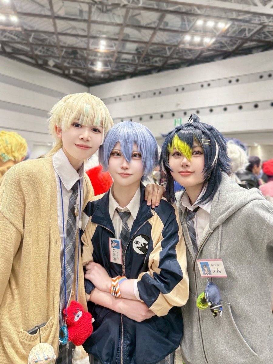 cos / 💡🐝🤣👻🔪
※捏造服

遅くなりましたが！にじそありがとうございました！🌟
むたと一緒にグッズ作ってました🎶ぴすも毎年お手伝いありがとうナ🩵🩵

今年もたのしかった〜！☘️

#にじそうさく11
#にじそコス