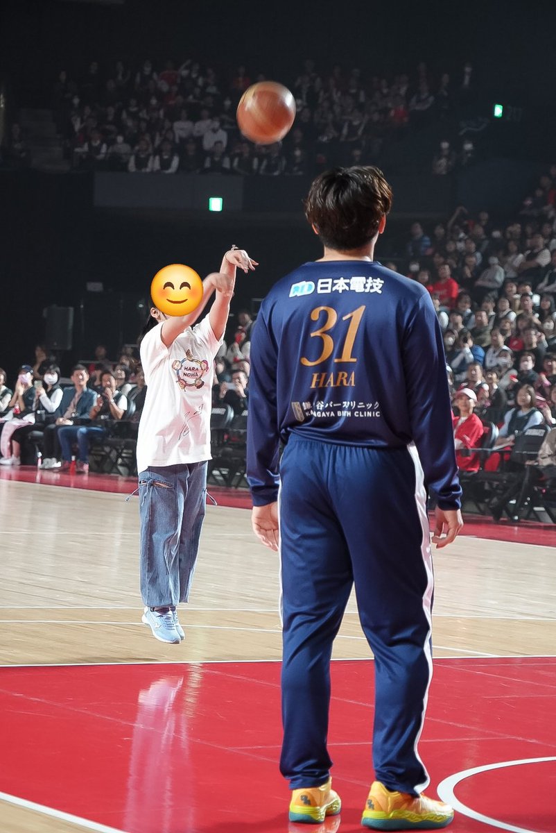 原ちゃんと同じ難病と闘う女の子が苦悩を乗り越え挑戦したTIPOFFｾﾚﾓﾆｰでシュートを決めて感激の涙💧に感動しもらい泣き😭
きっと彼女の挑戦は同じ境遇のお友達にも勇気を与えたよね👍
夢と勇気を届けるハラの輪の素敵な活動がもっと広がりますように🙏
#ハラの輪
#原修太