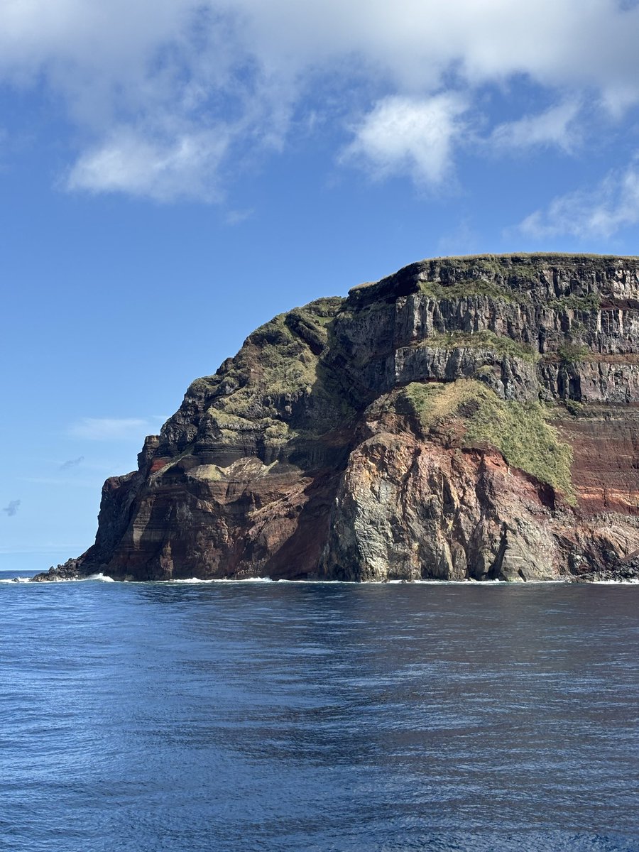 tomutsunoda's tweet photo. 島の天辺に集落があるっていう実感がない。青ヶ島。
ベッドで寝っ転がりながら島の写真を投稿。
#青ヶ島
#aogashima https://t.co/PpoaCWQOsr