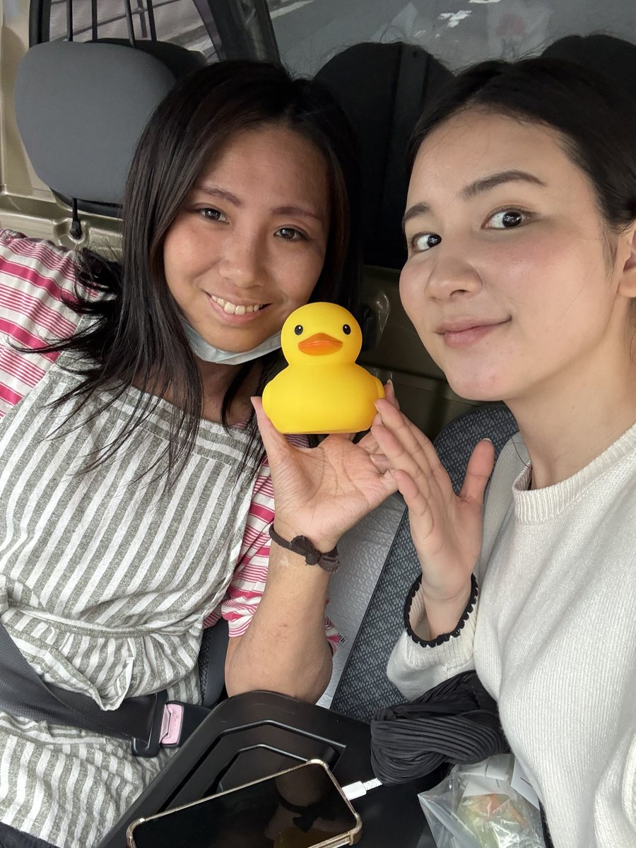 Gi625's tweet photo. 昨日は午前中はとある撮影にお呼びいただき、午後はお友達が主催してやっている子供食堂のお手伝いに😌🫶

ビーフシチューやサラダやスープ、フルーツに杏仁豆腐。サラダのドレッシングまでなんと手作りなんです！
子供達や小さなお子様連れのお母様達が利用していて素敵な空間でした。

私達ボランティアは子供達と遊んだり、赤ちゃんがいるお母様がゆっくりとご飯食べれるようにご飯の間に抱っこしたりサポートさせていただきました。
私は子供が大好きなので、本当に楽しい時間だったのですが、毎日家事や育児でお疲れのお母様達はゆっくり座ってご飯食べる時間もない方もいらっしゃるかと思うので、こういう少しでもお母様方が休息できたり、交流できる場所が色んな地域にあるといいな〜！と参加してみて思いました。

できることを少しずつ😌
関わった人がhappyになってくれたら私も凄くhappyです🌼

周りが愛に溢れた人ばかりで本当に良い刺激貰えるし、尊敬できる人達と共に時間を過ごせること幸せだ✨

あいちぃさんの愛がこれからも沢山の人に届きますように🫶

#子供食堂
