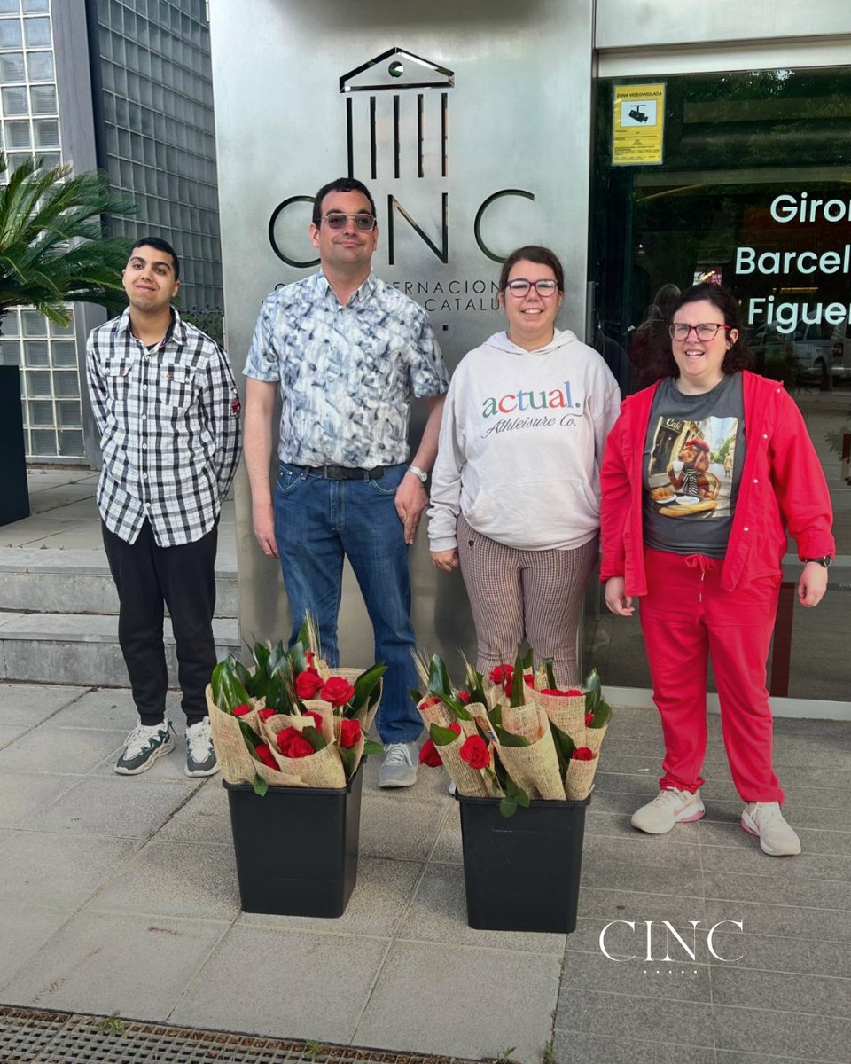 GrupCinc's tweet photo. 🌹 Avui, per Sant Jordi, a CINC hem repartit roses als nostres centres en el marc de la nostra acció solidària.
🤝 Roses de @Alzheimer_Cat  a Barcelona i d'Astrid 21 a Girona, donant suport als seus projectes.
📚 Cultura, solidaritat i compromís en una mateixa Diada.
#SantJordi https://t.co/OatQm1H2Sy