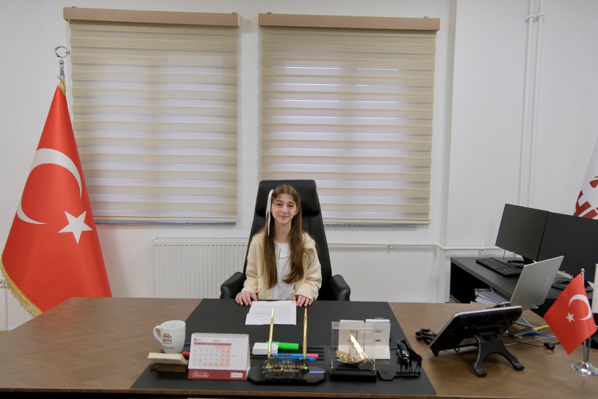 HituKurumsal's tweet photo. Bugün üniversitemiz yönetimi geleceğin akademisyenlerine emanet edildi.🤗

Rektör Yardımcılığı görevini Necmettin Erbakan İmam Hatip Ortaokulu öğrencileri sevgili Nurettin Yücel ile Hiranur Karaoğlu devraldı. Üniversitemiz için hedeflerini, hayallerini ve projelerini dinledik.😊

Tüm çocuklarımızın 23 Nisan Ulusal Egemenlik ve Çocuk Bayramı kutlu olsun. 🇹🇷

#HititÜniversitesi @ProfAliOzturk