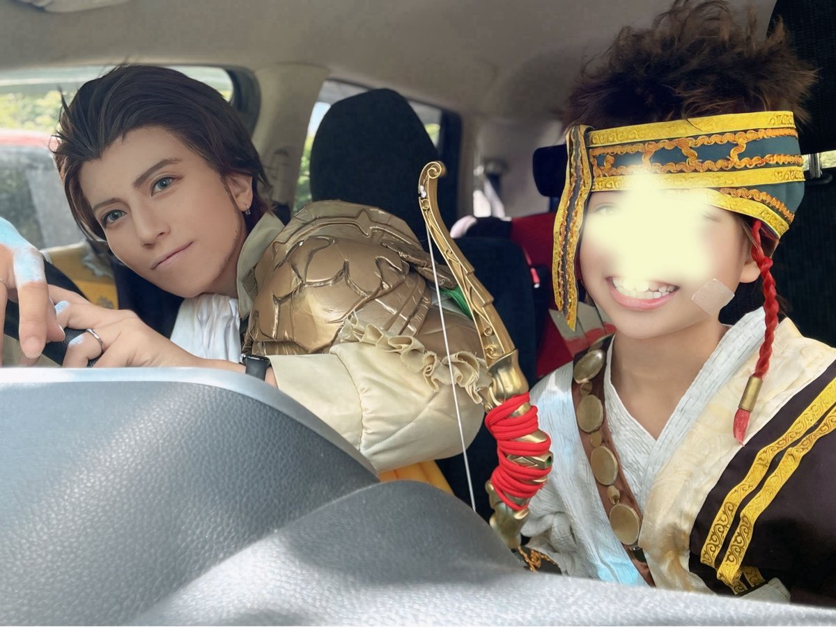 長女てんむすと幼クロード＆大人クロード併せ💛
シャッター切ってるのに気まぐれに「さんぽにいってくるね」と冒険はじめたり、バッタ捕まえはじめるしフリーダムすぎる撮影でした❣️
楽しかった……推しの姿をした娘に崩れ落ちるオタク兼母です🫠