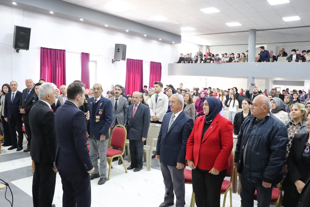 ak_huyuk's tweet photo. İlçe Başkanımız Mehmet Bilgi bey, Kaymakamımız Ebrar Evsen, Belediye Başkanımız Dr. Sadık Sefer, ilçe protokolü ve vatandaşlarımızın katılımıyla 23 Nisan Ulusal Egemenlik ve Çocuk Bayramı kutlamalarına katıldı.
23 Nisan Ulusal Egemenlik ve Çocuk Bayramı Kutlu Olsun! 🇹🇷
#Hüyük https://t.co/Ng8fpHUj0M