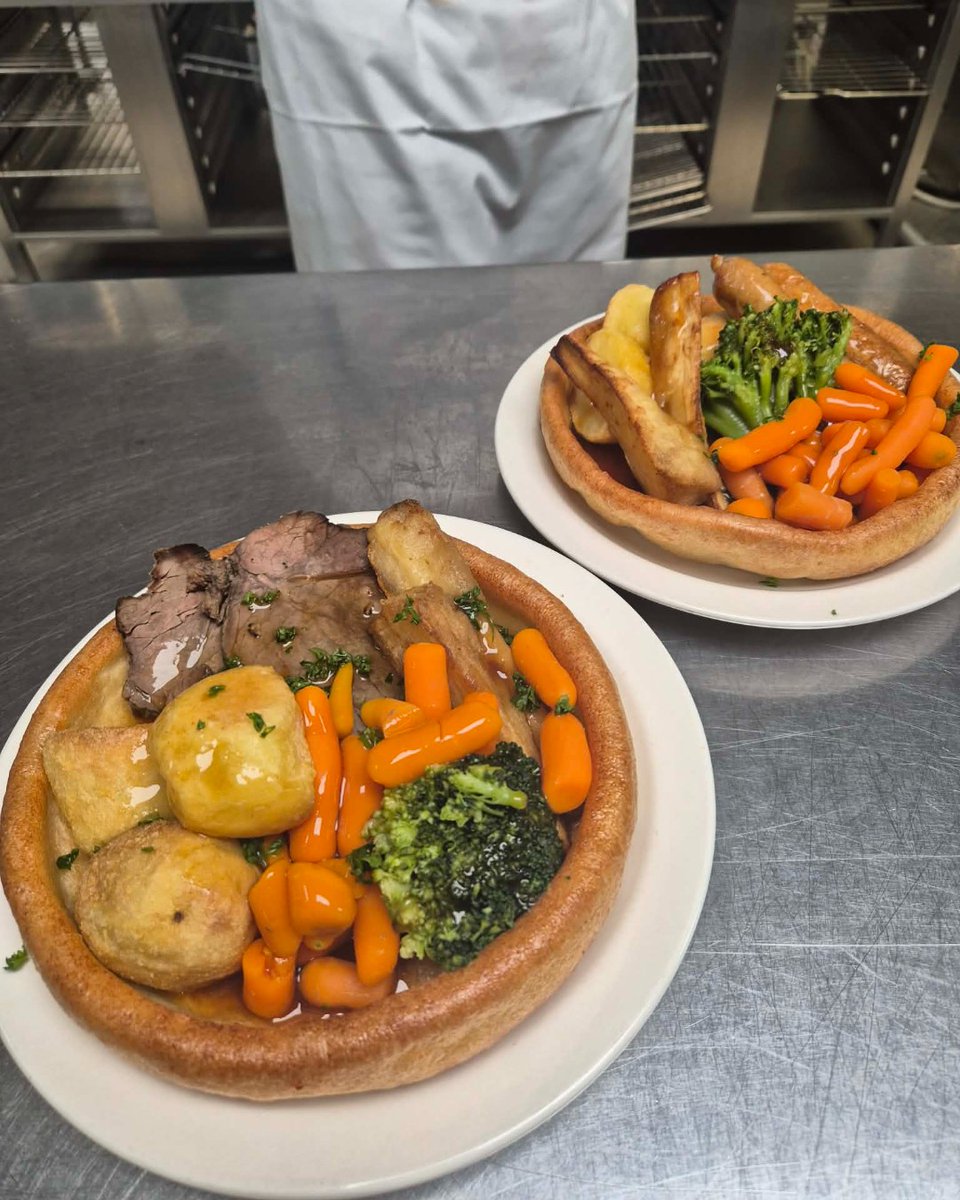 GMS_facilities's tweet photo. St George’s Day done right 🇬🇧

Our Catering team are serving a giant Yorkshire pudding bar at Fosters and Blue Spa today.

Beef, Cumberland sausage or veggie sausage, with roast potatoes, veg and gravy. A proper classic. https://t.co/o2nZnmnAUv