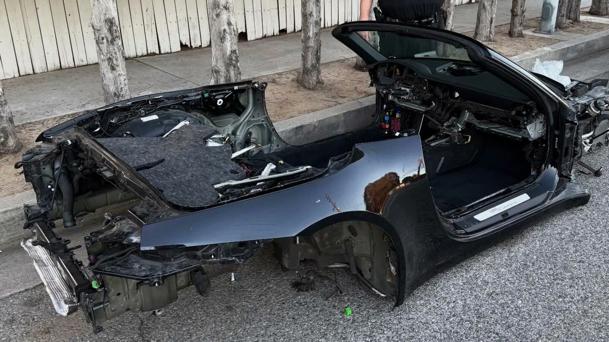 MadridMotorS's tweet image. (1/2) La patrulla de policia de Los Angeles se encuentra este Porsche 911 Carrera alias 992 en este estado, desvalijado por completo y que habrán vendido sus piezas en el mercado negro para sacarse un extra. y es que...#porsche #police #luxurycars #FelizJueves #FelizJuevesATodos