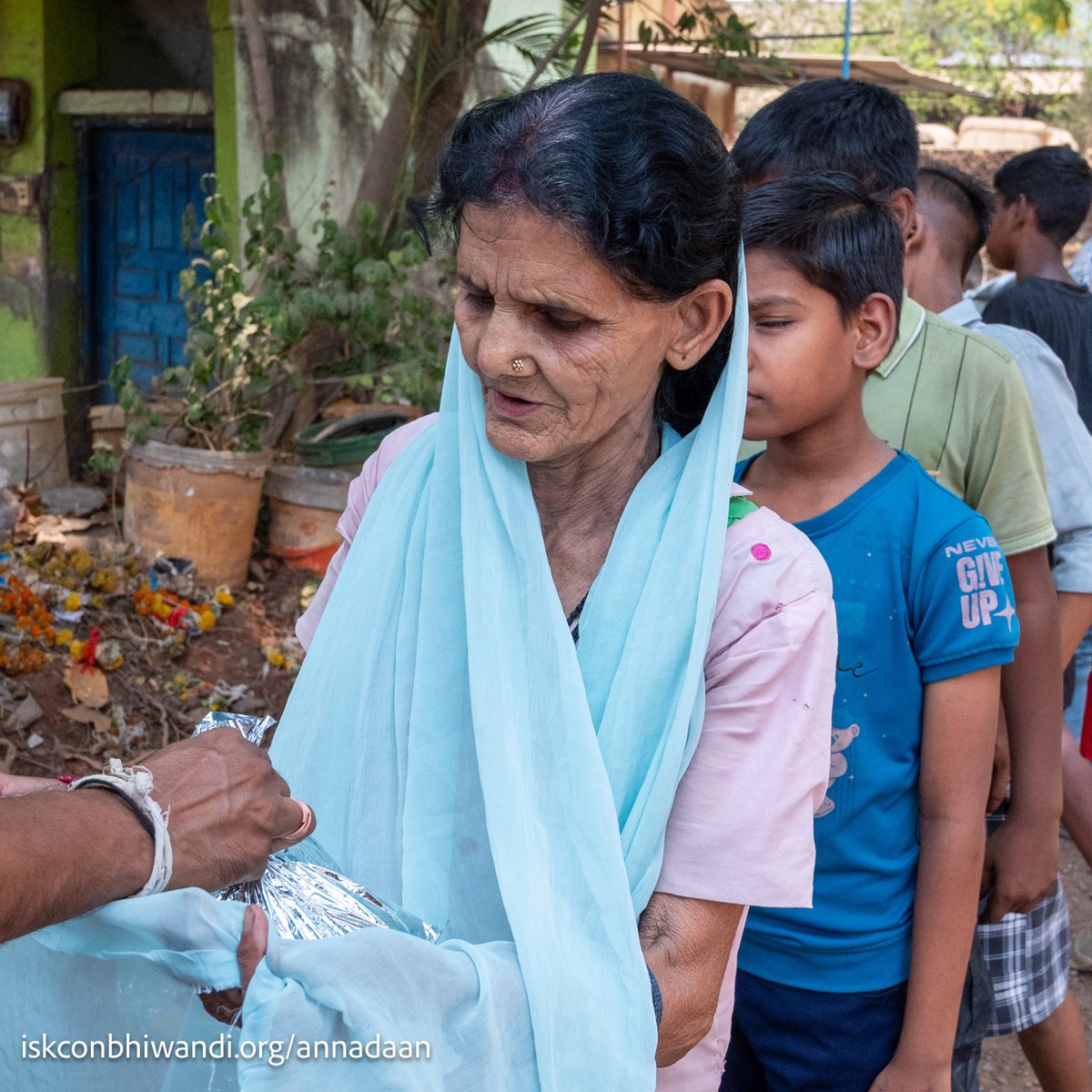 IskconBhiwandi's tweet image. Annadaan moments from Kalyan 🙏
Serving meals, spreading smiles, and sharing kindness.
Support us: iskconbhiwandi.org/annadaan
#Annadaan #Seva #Kindness