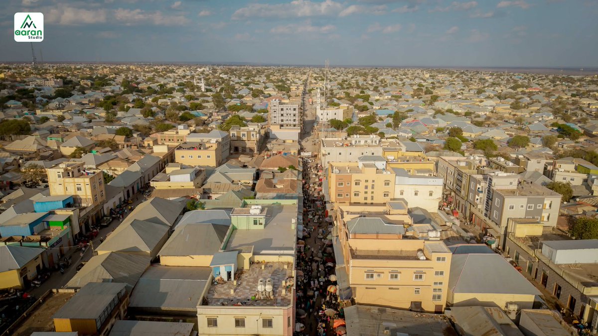 YasmiinFar95726's tweet image. Can cities like Hargeisa and Garowe really be called “villages,” or is this ignoring their real development? 🤔
#Somalia 🇸🇴 #UrbanGrowth #Cities