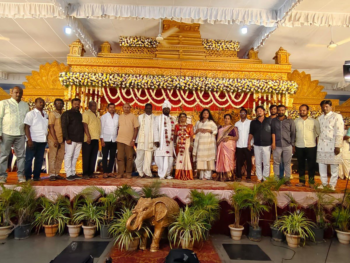 GaddamAnanya's tweet image. ఈరోజు వికారాబాద్ మున్సిపల్ పరిధిలోని పలు వివాహ మరియు నూతన గృహప్రవేశ కార్యక్రమాల్లో పాల్గొని శుభాకాంక్షలు తెలియజేసిన వికారాబాద్ మున్సిపల్ చైర్ పర్సన్ శ్రీ గడ్డం అనన్య గారు.

#gaddamananya #vikarabadmuncipality #vikarabad #Telangana #PrajaPrabhutwam