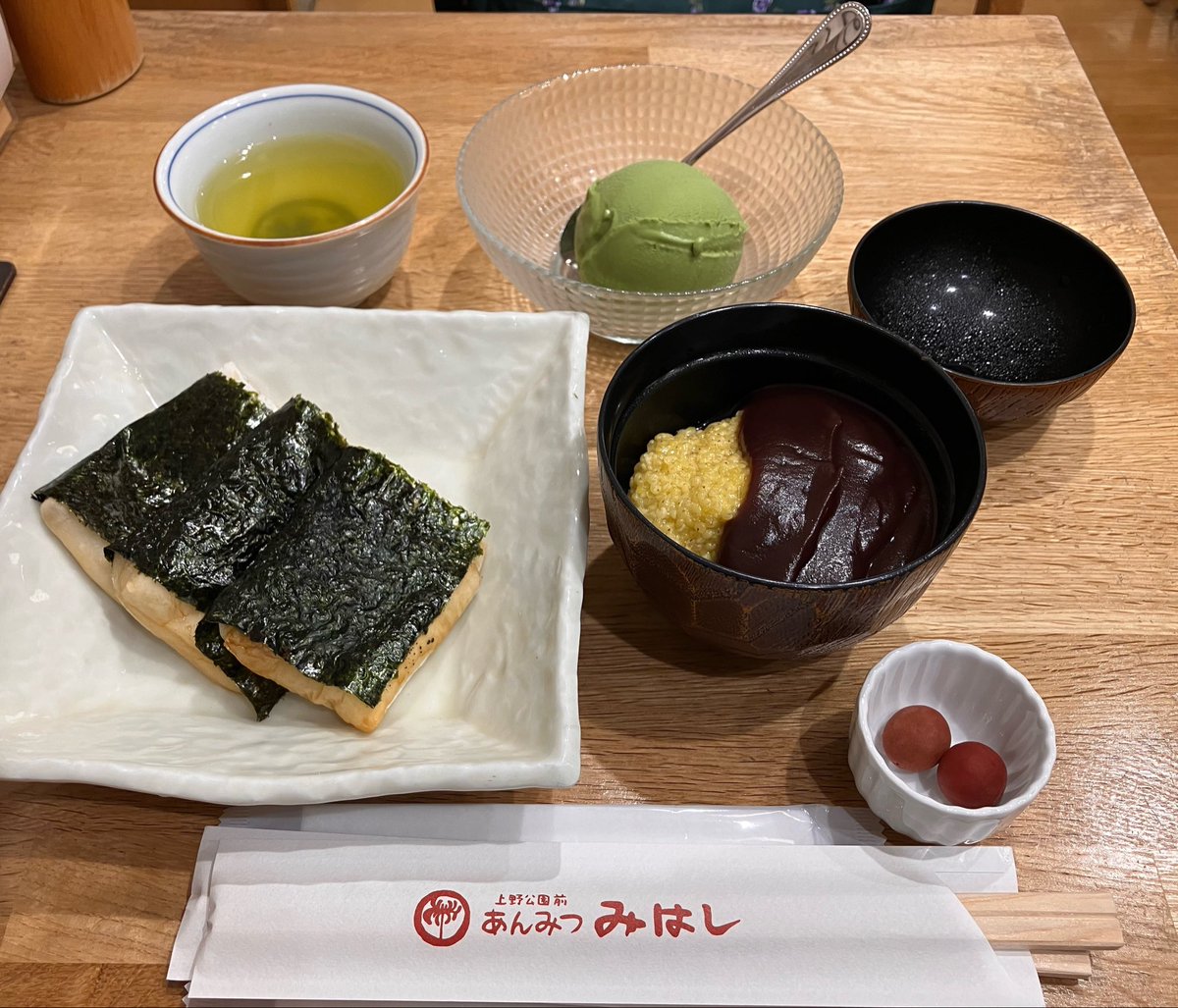 10wazugatari's tweet photo. 上野のハシビロさんの影響で気になっていた「みはし」で、磯部餅とあわぜんざい＋抹茶アイス！ https://t.co/Rp3kcTX5E6