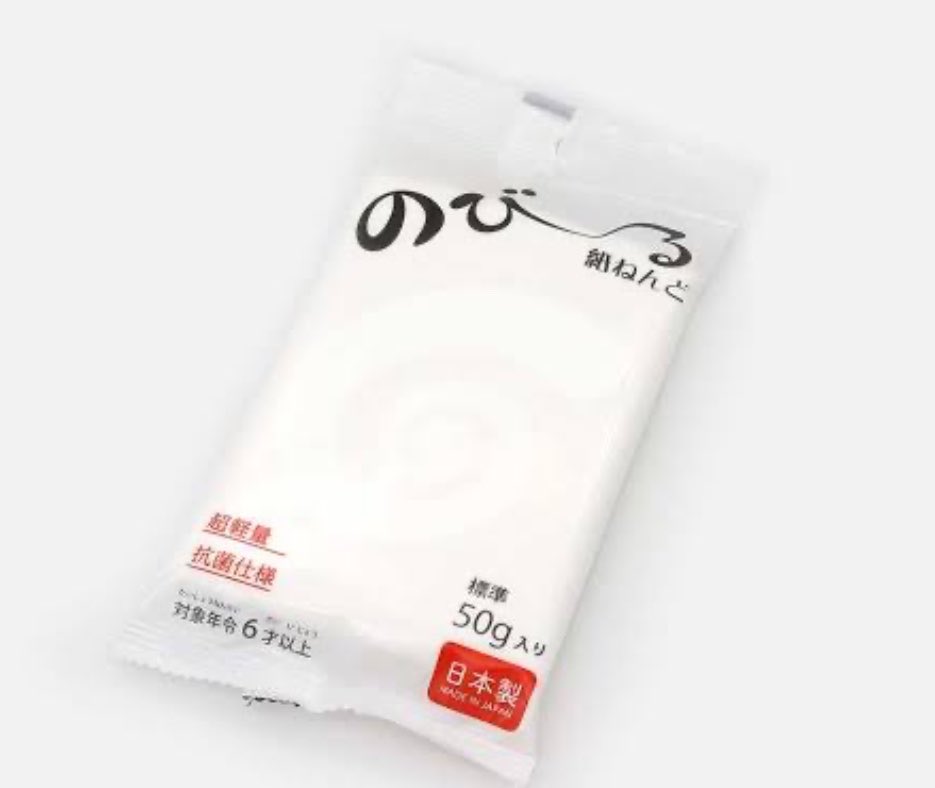 【ペット３大やっとけ足型取り方編】

●紙粘土はとにかくよく捏ねて2種の粘土を混ぜる

●粘土がつきにくいアルミやステンレスの麺棒、粘土シート、まな板があると捏ねやすいし伸ばしやすい

●あんよを押し付ける前に粘土の表面をひび割れなどが無い滑らかな状態にしておく