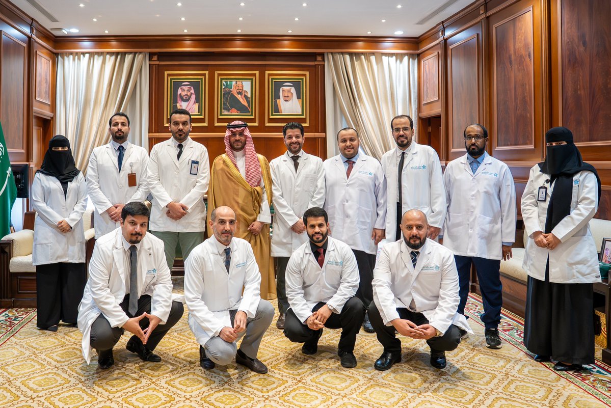 سمو #نائب_أمير_منطقة_حائل يستقبل عدداً من منسوبي تجمع حائل الصحي العائدين من الابتعاث بحضور الرئيس التنفيذي لتجمع حائل الصحي م.حاتم الرشدان ومدير عام فرع وزارة الصحة بالمنطقة أ.سلطان المسيعيد، منوهاً سموه بما توليه القيادة الرشيدة -أيدها الله- للقطاع الصحي من دعم سخي.