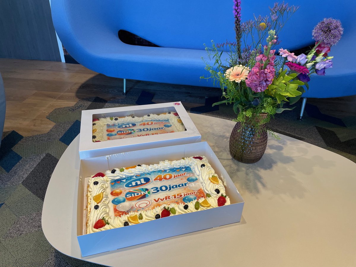SIDN's tweet photo. Bedankt Vereniging van Registrars voor de heerlijke taart!!! 3 prachtige mijlpalen komen erop samen. 3️⃣ lagen dik 🍰smullen🙃
🎉 30 jaar SIDN
🎉 15 jaar VvR
🎉 40 jaar .nl

Natuurlijk nogmaals gefeliciteerd met jullie jubileum! 

#bedankt #jubilieum #taart #registrars #VVR #NL #domein #SIDN