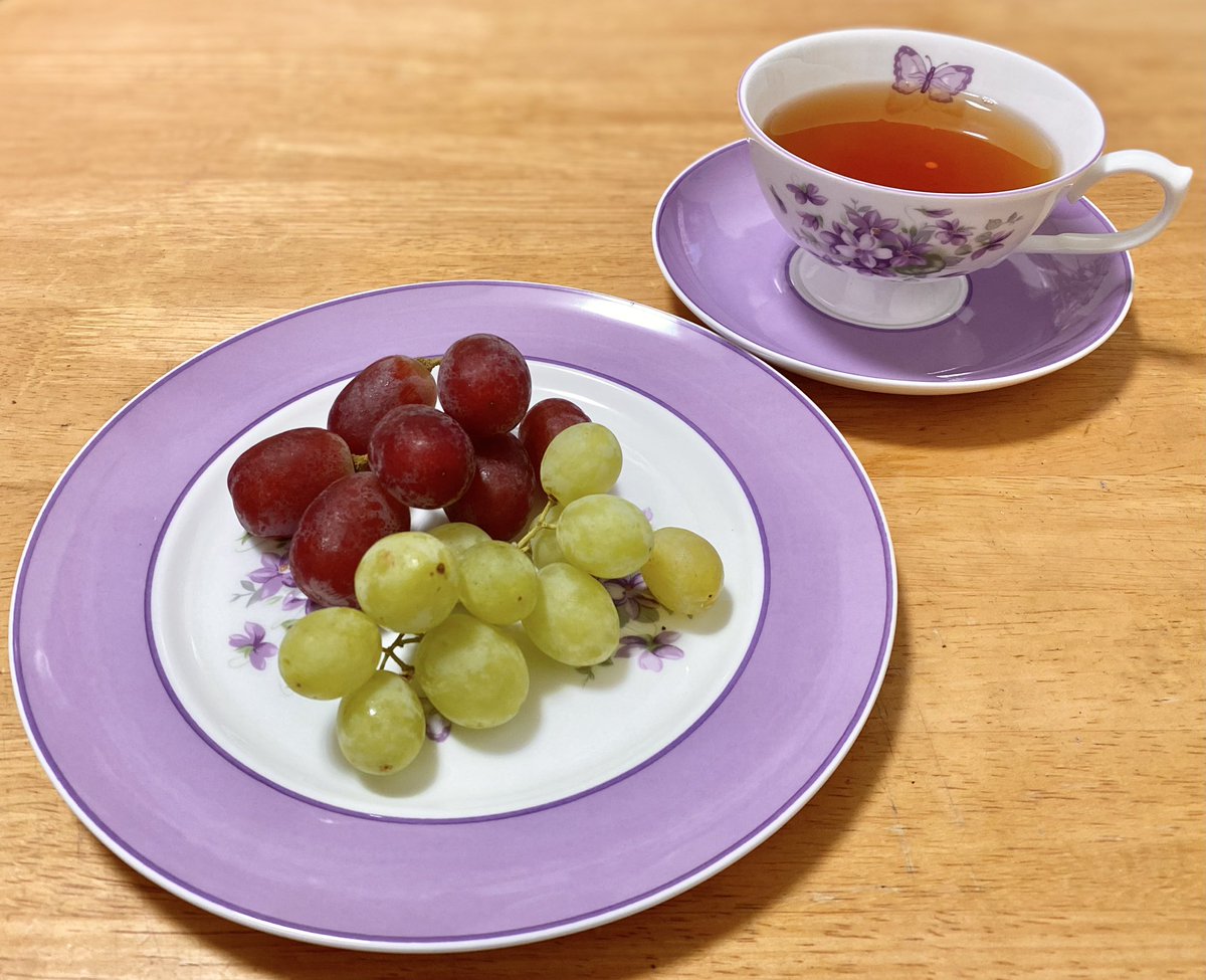 夜のティータイム☔️
アフタヌーンティー  アフタヌーンブレンド🫖
おやつは  ブドウ🍇

何となく購入したブドウなので品種は分かりませんが手前の黄緑色のほうが甘くて美味しかったです