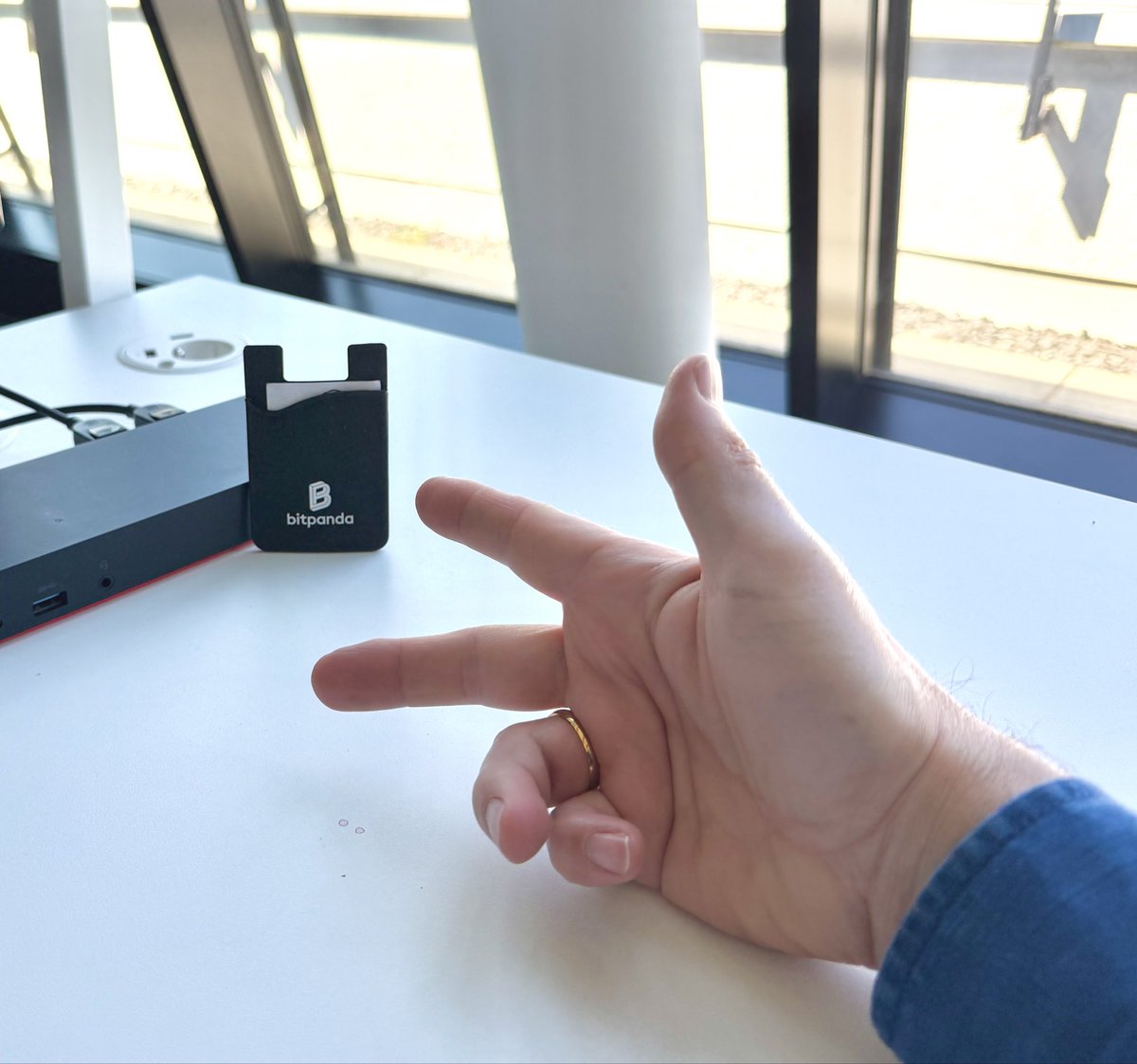 hakobert's tweet image. Hashtag #Dachbodenfund: ein ultra smartes #Bitpanda Visitenkarten Etui für #Smartphones usw :)