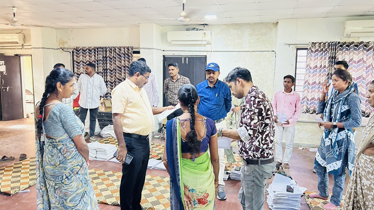 RTketan's tweet photo. માન. કલેકટર સાહેબશ્રી દ્રારા સીંગવડ તાલુકા ના સ્ટ્રોંગ રુમ તથા કાઉન્ટીંગ હોલ ની મુલાકાત લીધી https://t.co/zBVg84vp5V