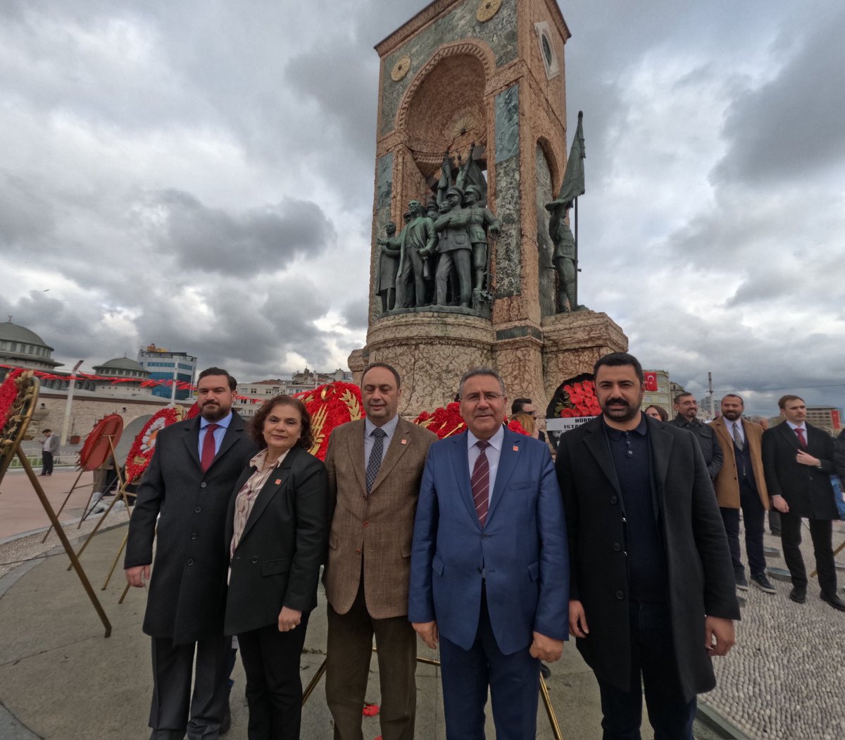 sonerozimer's tweet photo. 23 Nisan Ulusal Egemenlik ve Çocuk Bayramı dolayısıyla Taksim Cumhuriyet Anıtı’nda düzenlenen törene; İBB Başkan Vekilimiz Sayın Nuri Aslan, İl yönetimimiz ve değerli Cumhuriyet Halk Partililerle birlikte katıldık. İl başkanlığımız adına Taksim anıtına il başkanlımıza ait çelengimizi sunduk. 
Ulu Önderimiz Gazi Mustafa Kemal Atatürk’ün mirası olan egemenliğimize ve geleceğimizin teminatı çocuklarımıza omuz omuza sahip çıkmaya kararlılıkla devam edeceğiz. Yaşasın 23 Nisan! 🇹🇷

@CHP_BEYOGLU 
@CHP_istanbulil 
@herkesicinCHP