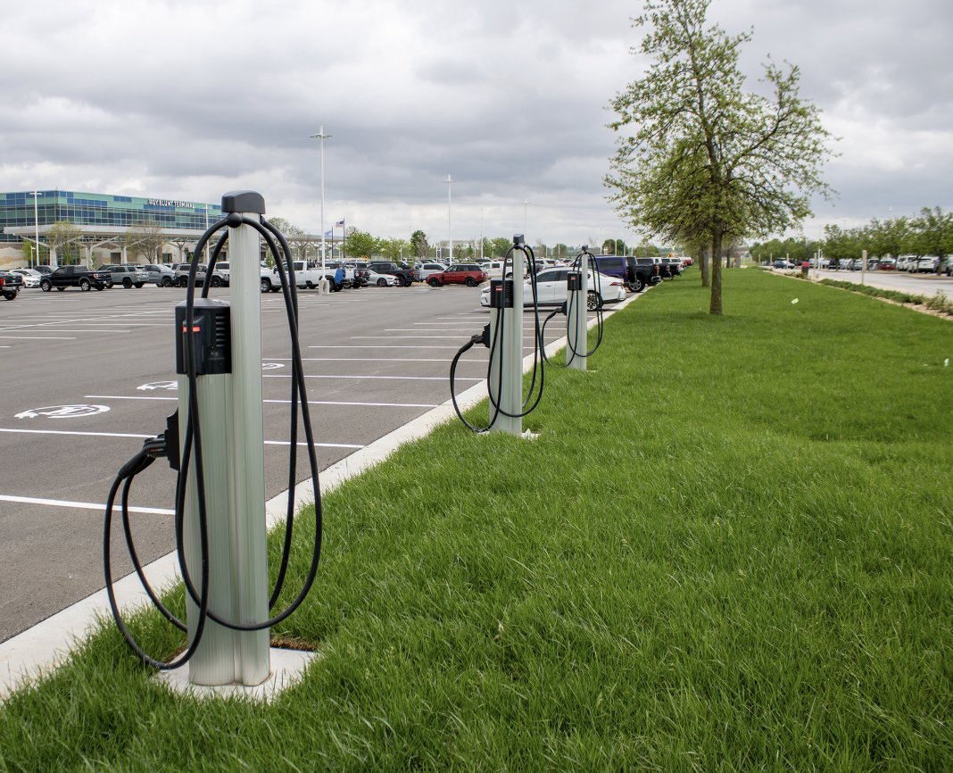 airportsint's tweet image. Passengers can now charge their EVs at @flySGF. Six #ChargePoint 6000 stations have been installed in the southwest corner of the short-term parking lot. 

#EV #electricity #charging #infrastructure #airport #passengers #drivers #parking #sustainability #netzero #environment #SGF