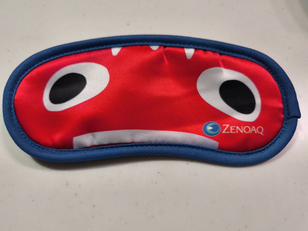 3年前、世界一可愛いノベルティ『鉱塩赤ベコ』をくれた全薬さんが、今年は可愛さをかなぐり捨てて不審さを爆上げした『アイマスク赤ベコ』をくれました。
見てると腹立ってきます最高ですありがとうございます！！