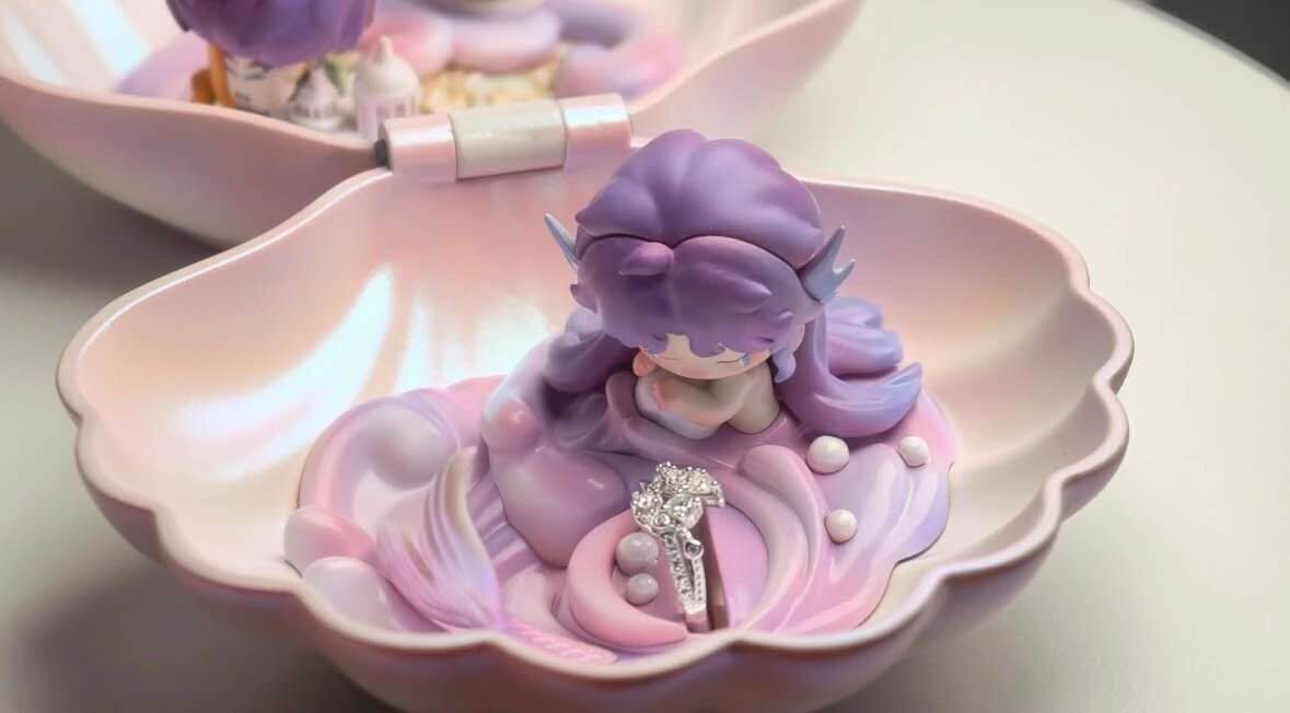 AitaiKuji's tweet image. 🐚 Rafayel can store your jewelry pieces in these new fanmade seashell ring boxes! Each shell design includes a small figurine of the Lemurian!

⬇️ Pre-order today!
🛒 buff.ly/9HPP70r
📆 Release Date: June 2026

#LADS