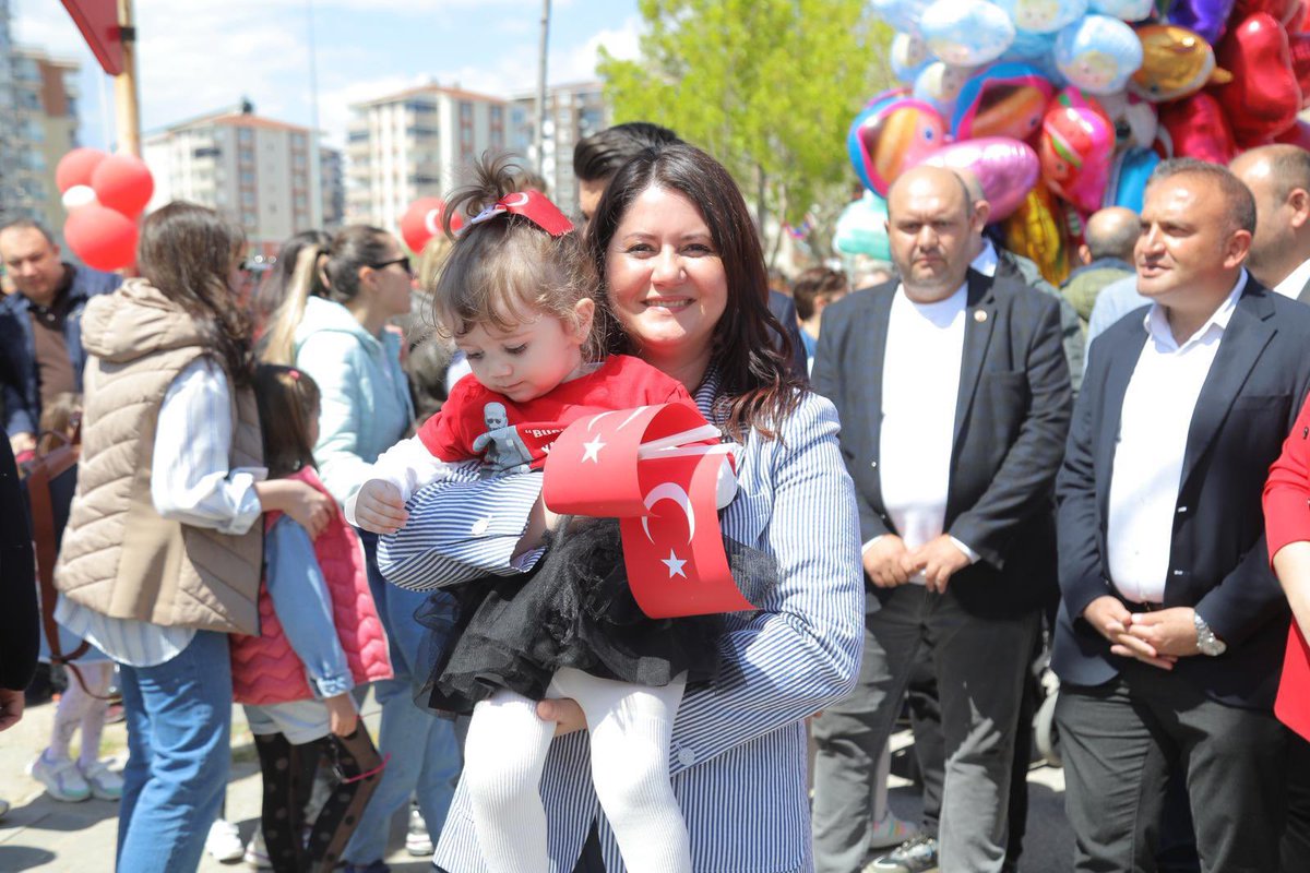 avfilizgencan's tweet photo. Özgür Çocuklar Parkı’nda 23 Nisan Ulusal Egemenlik ve Çocuk Bayramı’nı çocuklarımızın coşkusu ve neşesiyle kutladık.

Birlikte güldük, birlikte eğlendik, bayramın tadını birlikte çıkardık.

Çocuklarımızın yüzündeki mutluluk her şeye değer. 🇹🇷🎈 https://t.co/YcxZvnS7Yw