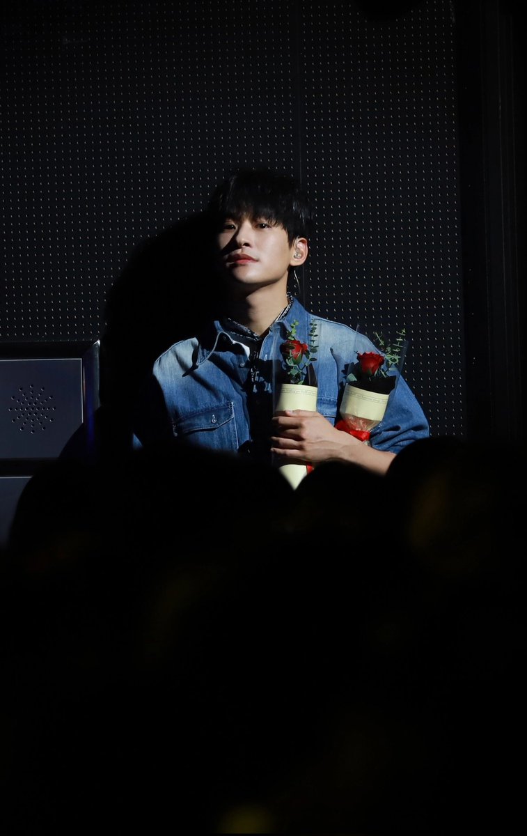 이사진보니까 등장할때 벽에 등 기대고 잘생긴남주표정짓고 있어서 킹받는데 진짜 잘생겨서 웃음나오던거 생각남