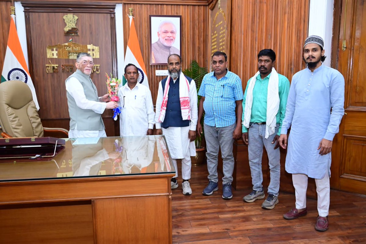 MahmoodAlamX's tweet photo. महामहिम राज्यपाल @santoshgangwar से मुलाकात के बाद 9 अप्रैल से जारी धरना 15वें दिन समाप्त। विस्थापितों की 13 सूत्री मांगों पर जल्द कार्रवाई का आश्वासन।

हमारी मांग: विस्थापितों को रोजगार, उचित मुआवजा, भूमि का अधिक��र, आवास, मुफ्त बिजली-पानी एवं अन्य बुनियादी सुविधाएं शामिल हैं। https://t.co/BoBk1T6VC7