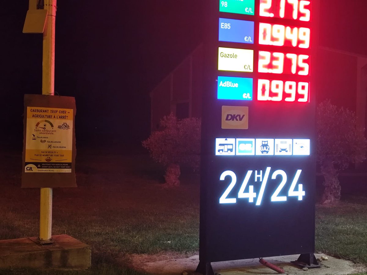 coordinationrur's tweet photo. 🟡 Action dans le Gers : la #CR32 alerte sur la flambée des coûts agricoles ⛽

Dans plusieurs communes du département, la Coordination Rurale du Gers a mené une opération d’affichage pour dénoncer l’impact direct de la hausse des coûts de production sur les exploitations.

Dans un contexte marqué par l’augmentation du GNR et des intrants, les agriculteurs rappellent que cette situation intervient en pleine période stratégique des semis, avec des conséquences immédiates sur les choix de production et la viabilité économique des fermes.

📢 La #CR32 appelle à la mise en place d’un véritable bouclier tarifaire autour de 1 € TTC le litre de GNR, afin de garantir des conditions de travail soutenables.

📸 Crédit photo : @LaRadioHitFm 

 🟡⚫️La Coordination Rurale, premier syndicat agricole 100 % agriculteurs.

#CoordinationRurale #AgriculteursEnColere #GNR #MobilisationAgricole #OnNeLacheRien