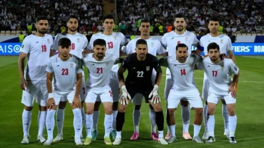 FIare_Fdns's tweet photo. ¿Italia reemplazará a Irán en el próximo Mundial?: el particular pedido de Estados Unidos a la FIFA

Un enviado especial del presidente de Estados Unidos, Donald Trump, ha pedido a la FIFA que Italia reemplace a Irán en el próximo Mundial, revela el Financial Times (FT).

La iniciativa del enviado especial Paolo Zampolli fue planteada también al presidente de la FIFA, Gianni Infantino, y, según el rotativo británico, se enmarca en un intento de recomponer las relaciones entre Trump y la primera ministra italiana, Giorgia Meloni, tras los recientes ataques del mandatario al papa León XIV.

“Confirmo que he sugerido a Trump y a Infantino que Italia sustituya a Irán en el Mundial. Soy italiano de nacimiento y sería un sueño ver a la ‘Azzurra’ en un torneo organizado en EE. UU. Con cuatro títulos, tienen el historial necesario para justificar su inclusión”, dijo el enviado especial Paolo Zampolli al FT este miércoles.

Italia quedó fuera del Mundial tras perder en marzo el partido decisivo de la repesca ante Bosnia y Herzegovina, lo que supuso su tercera ausencia consecutiva en la fase final.

Por su parte, Irán aseguró su clasificación para el torneo, aunque solicitó trasladar sus partidos de la fase de grupos fuera de territorio estadounidense tras el inicio del conflicto en la región.

El presidente de la FIFA, Gianni Infantino, dijo durante una visita al centro de entrenamiento de la selección iraní en Turquía, el mes pasado, que todos los partidos se disputarían según lo previsto, al tiempo que ofreció ayuda al equipo en su preparación para el torneo.

El reglamento de la FIFA establece que, en caso de retirada de una selección clasificada, el organismo tiene libertad para designar a su sustituto.

En concreto, el artículo 6.7 del reglamento del torneo establece «Si una federación participante se retirara o quedara excluida del Mundial de la FIFA 26, la FIFA decidirá a su entera discreción al respecto y emprenderá las acciones que considere necesarias. La FIFA podrá decidir, en particular sustituir dicha federación por otra«.

Esto podría permitir sustituir a Irán por una selección que no sea de la Confederación Asiática, pese a que la plaza corresponde a la AFC.

El próximo 30 de abril la FIFA reúne a sus 211 federaciones nacionales en el 76 Congreso ordinario del organismo en Vancuver (Canadá) de la FIFA, en el que, en principio, no figura en el orden del día nada relativo a una posible sustitución de la selección iraní.

El Mundial, que se celebrará en Estados Unidos, México y Canadá, comenzará el 11 de junio. Irán debería jugar su primer partido el 15 de junio, en Los Ángeles (California), contra Nueva Zelanda.