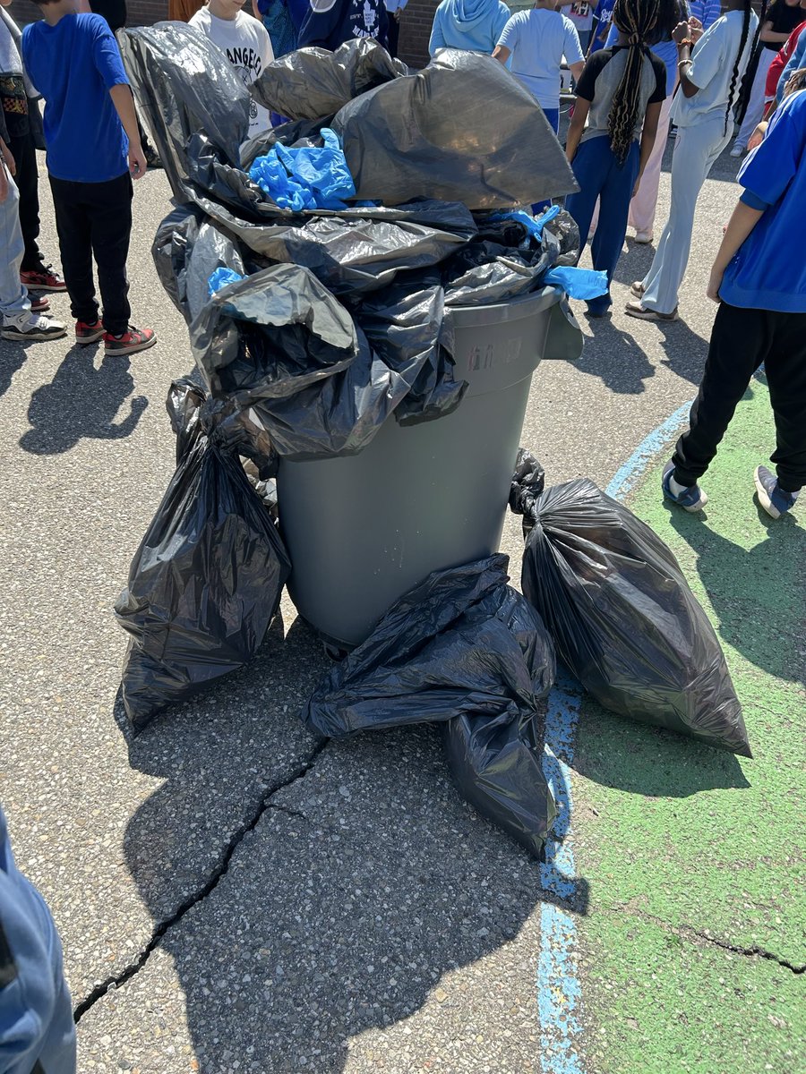 GVanierDPCDSB's tweet image. On #EarthDay our #VanierVikings participated in our annual yard clean up! @DP_EcoSchools @ECOVanier @EcoSchoolsCAN