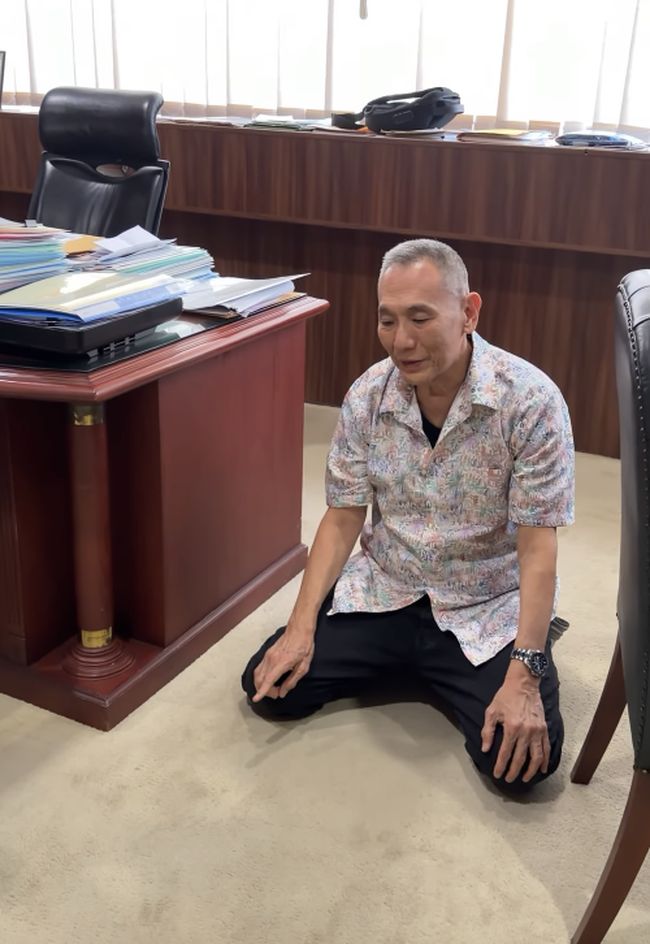 ferizandra's tweet photo. Jusuf Hamka Sujud Syukur Usai Menang Gugatan Lawan Hary Tanoe.

Pengusaha jalan tol Jusuf Hamka menyampaikan rasa syukur setelah majelis hakim PN Jakpus mengabulkan gugatan yang diajukan Citra Marga Nusaphala Persada (CMNP).

Pengadilan Negeri Jakarta Pusat memutuskan Hary Tanoesoedibjo dan PT MNC Asia Holding Tbk melakukan perbuatan melawan hukum terhadap PT Citra Marga Nusaphala Persada, Tbk. (CMNP) milik pengusaha jalan tol Jusuf Hamka.

Majelis hakim dalam Perkara Perdata Nomor 142/Pdt.G/2025/PN Jkt.Pst. mengabulkan sebagian gugatan CMNP.

Juru Bicara PN Jakpus Sunoto dalam keterangan resmi menyatakan Hary Tanoe dan MNC Asia Holding membayar ganti rugi materiil US$28 juta atau Rp 484 miliar (kurs Rp 17.300) dengan bunga 6% per tahun sejak 9 Mei 2002 hingga dibayar lunas. 

Majelis hakim juga menghukum Hary Tanoe dan MNC Asia Holding membayar ganti rugi imateriil Rp 50 miliar secara tanggung renteng serta membayar biaya perkara Rp 5,02 juta.

"Majelis Hakim pada pokoknya berpendapat bahwa transaksi tanggal 12 Mei 1999 secara substantif merupakan perjanjian tukar-menukar surat berharga sebagaimana dimaksud Pasal 1541 KUHPerdata, bukan jual-beli," tulis Sunoto dalam keterangan resmi, dikutip Kamis (23/4/2026).

Majelis hakim menilai Hary Tanoe dan MNC sebagai pihak yang menginisiasi, menawarkan, dan menyerahkan Negotiable Certificate of Deposit (NCD) kepada CMNP sepatutnya mengetahui bahwa NCD tersebut tidak memenuhi ketentuan Surat Edaran Bank Indonesia Nomor 21/27/UPG tanggal 27 Oktober 1988, sebagaimanapula telah dipertegas dalam Putusan Peninjauan Kembali Mahkamah Agung Nomor 376 PK/Pdt/2008 tanggal 19 Desember 2008 yang telah berkekuatan hukum tetap.

Sumber : CNBC Indonesia
