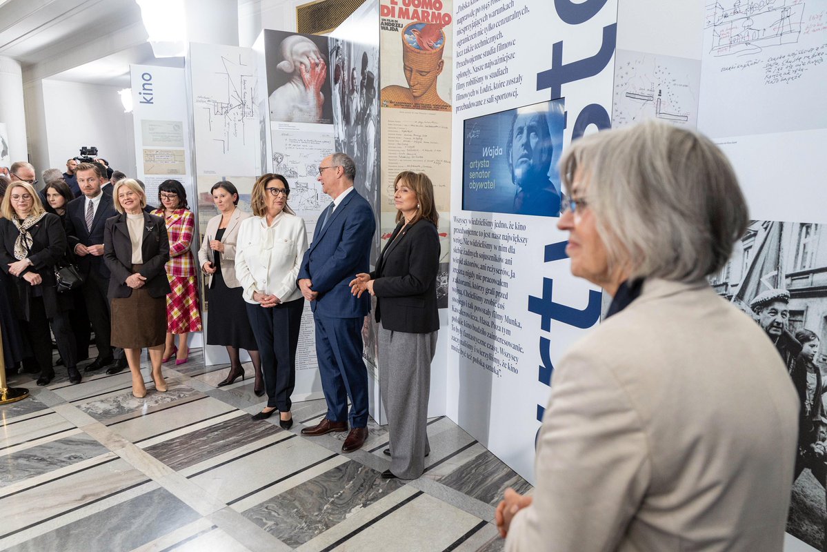 n_kluczynska's tweet image. 🎬 W @PolskiSenat otwarto wystawę „Andrzej Wajda. Artysta. Senator. Obywatel” z okazji Roku Andrzeja Wajdy, ustanowionego w 100. rocznicę jego urodzin.
Wydarzenie przypomina dorobek wybitnego reżysera i jego działalność publiczną.
#Senat #KoalicjaObywatelska