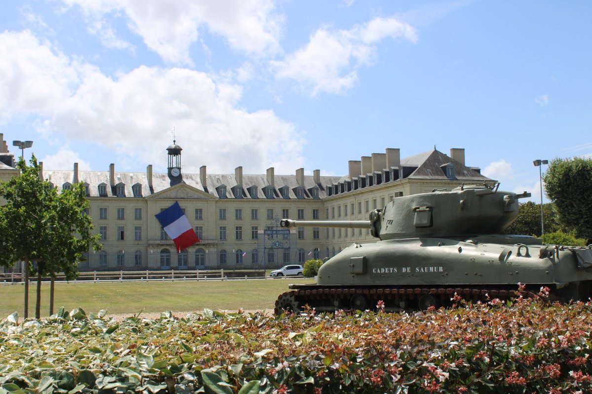 Et par Saint-Georges, vive la cavalerie !
Quoi de mieux que le "Cadets de Saumur" devant l'école de Cavalerie pour illustrer.