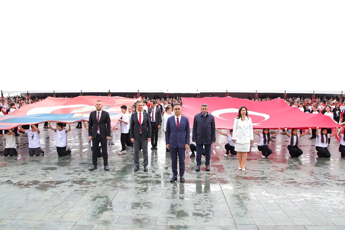 izmir_ilmem's tweet photo. İl Millî Eğitim Müdürümüz Dr. Ömer Yahşi, Cumhuriyet Meydanında gerçekleştirilen 23 Nisan Ulusal Egemenlik ve Çocuk Bayramı Çelenk Sunma Törenine katıldı.🇹🇷✨
@tcmeb @Yusuf__Tekin @drsuleymanelban @yahsiomer https://t.co/cBT9xszmmf